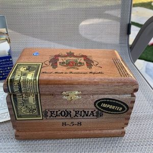 Wooden Cigar Box Highly Polished once Held 25 Cigars From Republic of Dominica